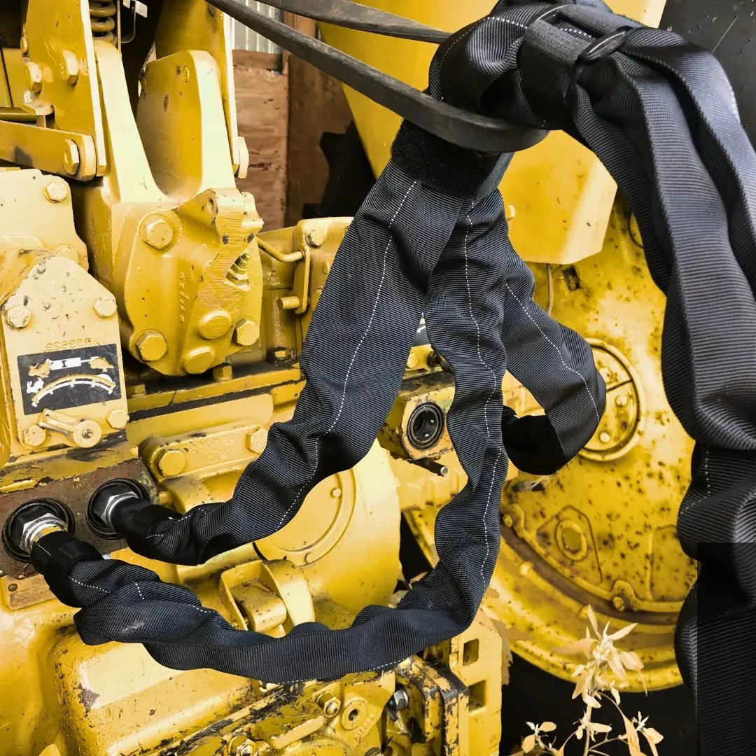 Hydraulic hose sleeve on tractor