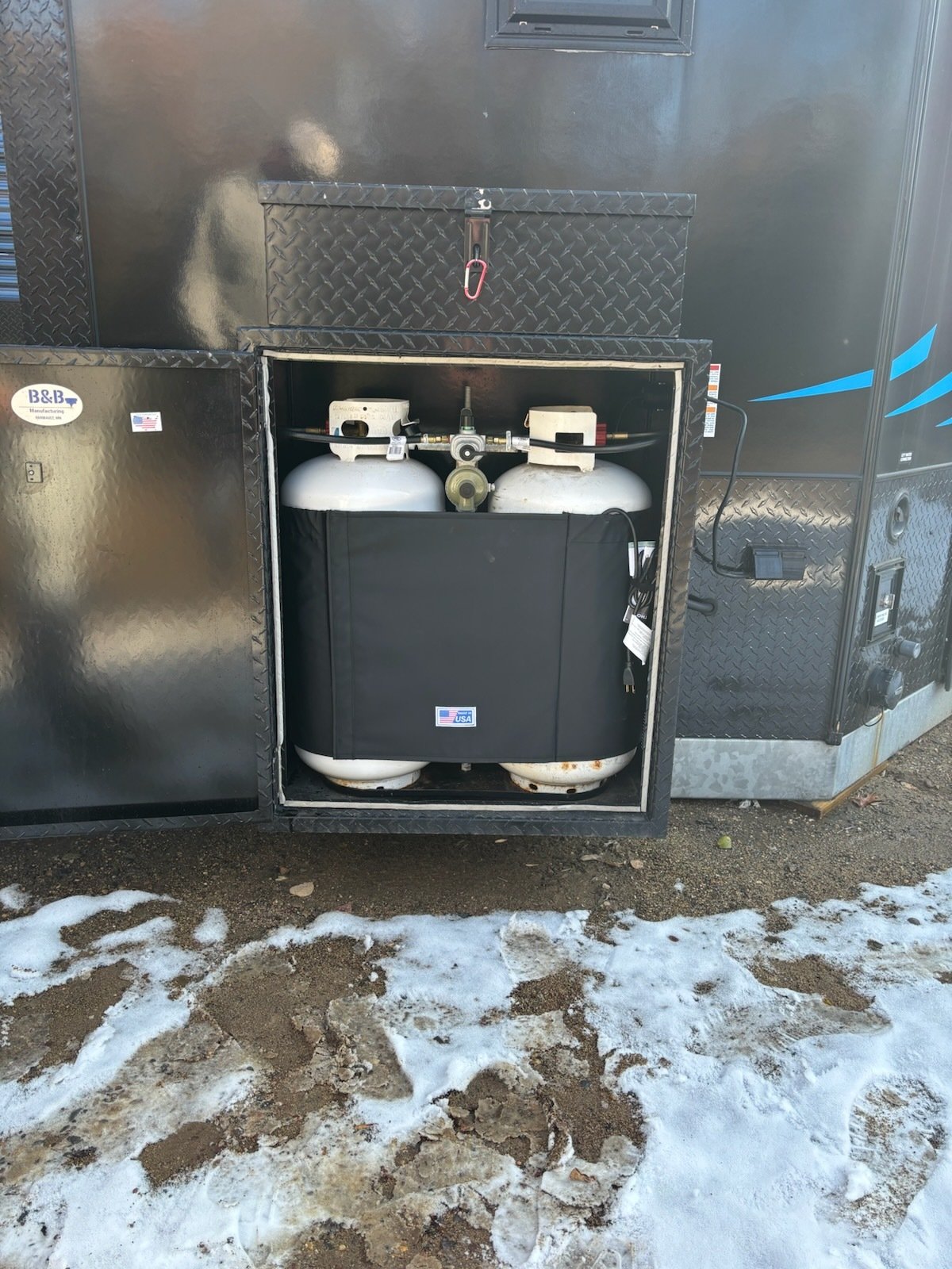 Propane Tank Warmer PTW-302-NL _ on 2 40lb propane tanks in BB enclosure